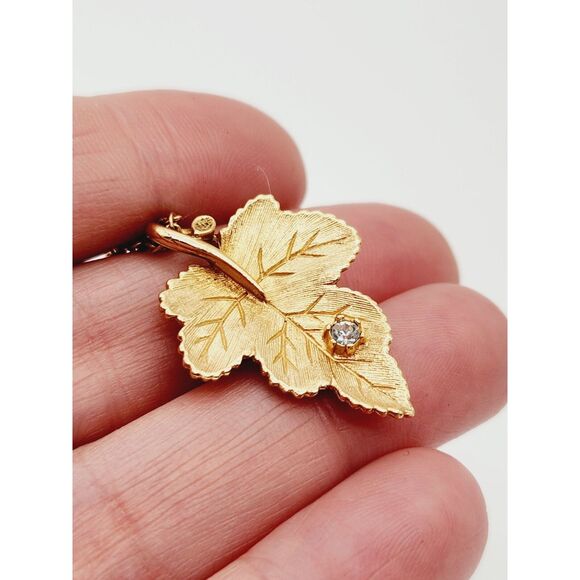 Vintage Avon Etched Leaf Faceted Clear Rhinestone Gold Tone Necklace 15" EVC - Picture 2 of 10